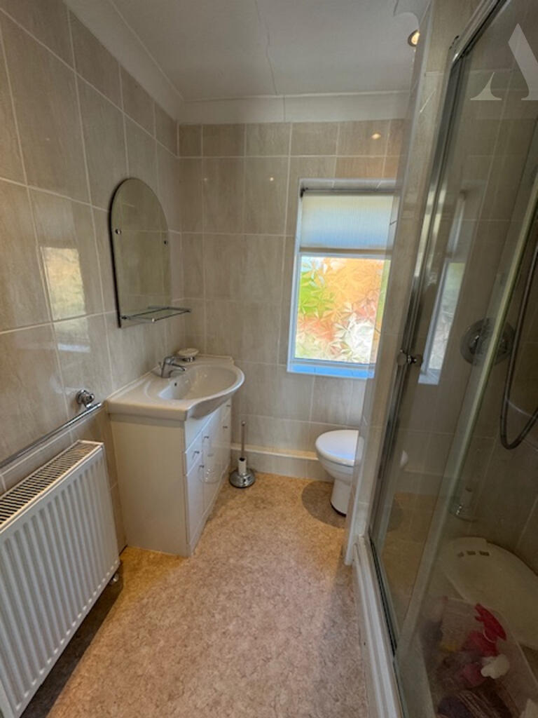 58 Bushbury Road bathroom.jpeg