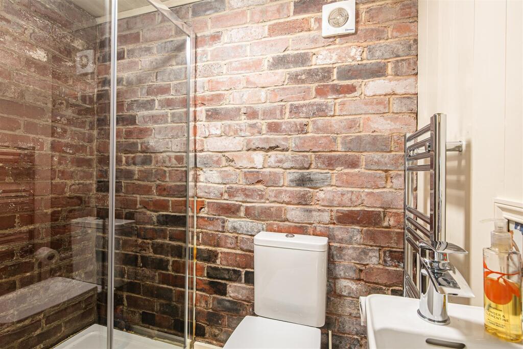 'Little Magnolia' shower room.jpg
