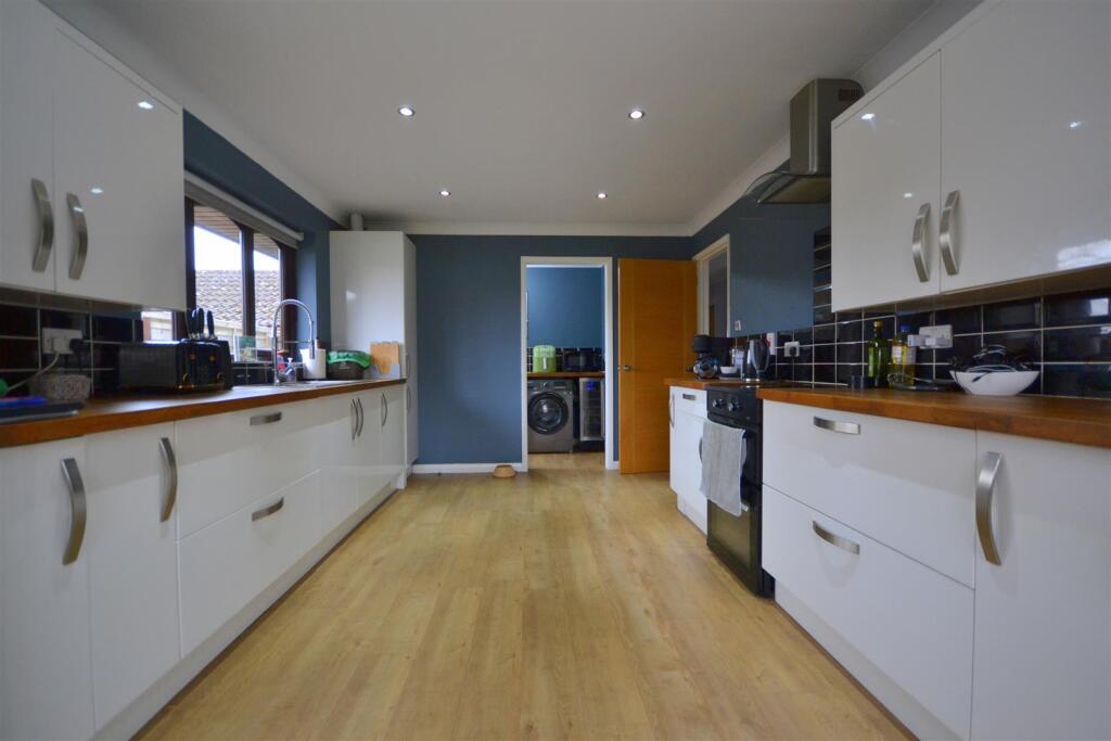 Kitchen/ Dining room