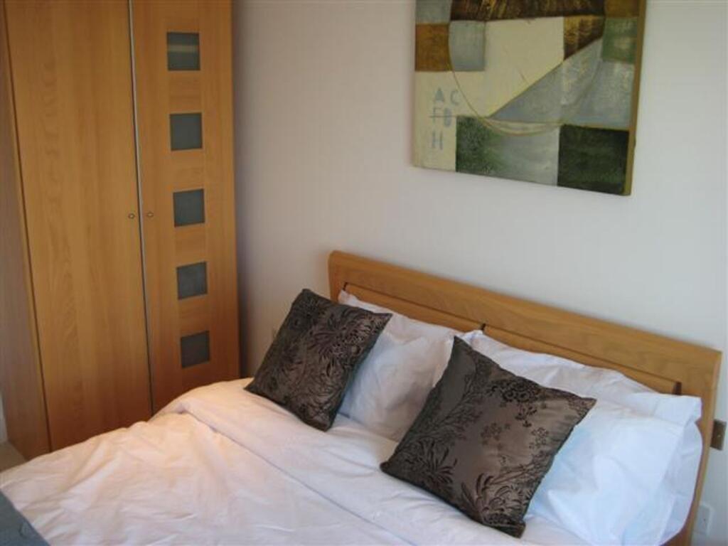 Cozy and well-kept double bedroom featuring a c...