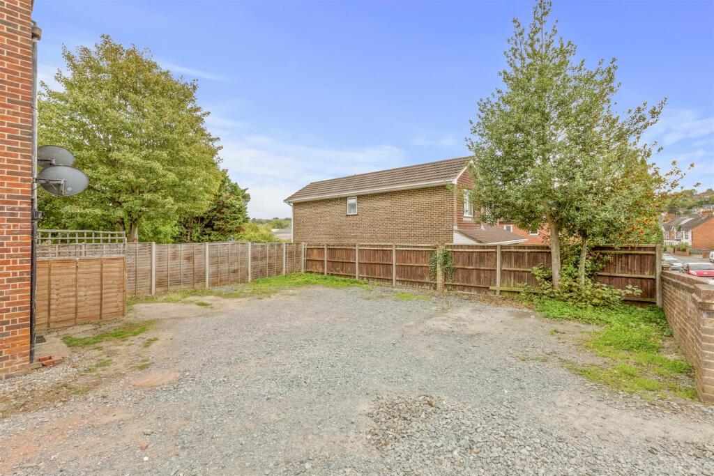 191C West Wycombe Road, HP12 3AF-14.jpg
