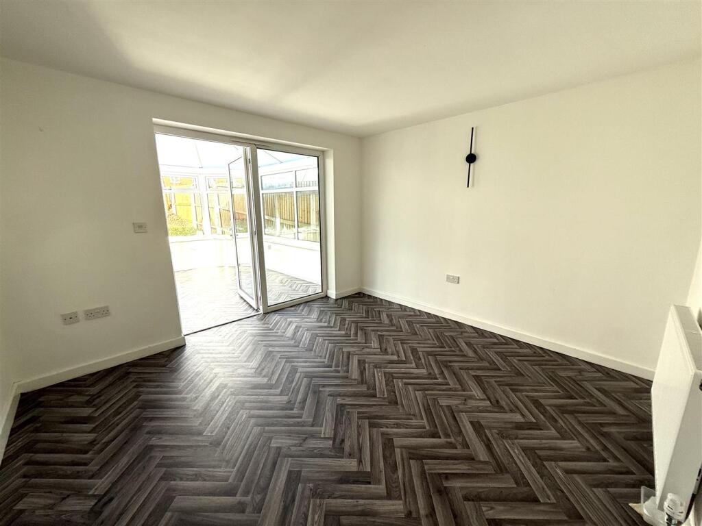 84 TALBOT LOUNGE.jpeg