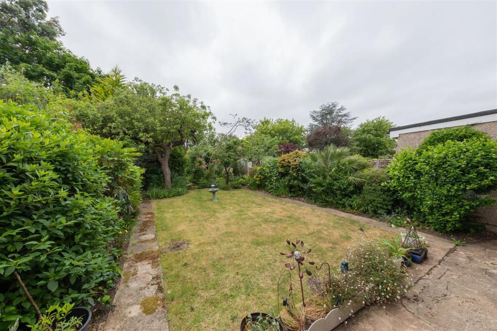 South View Drive, E18