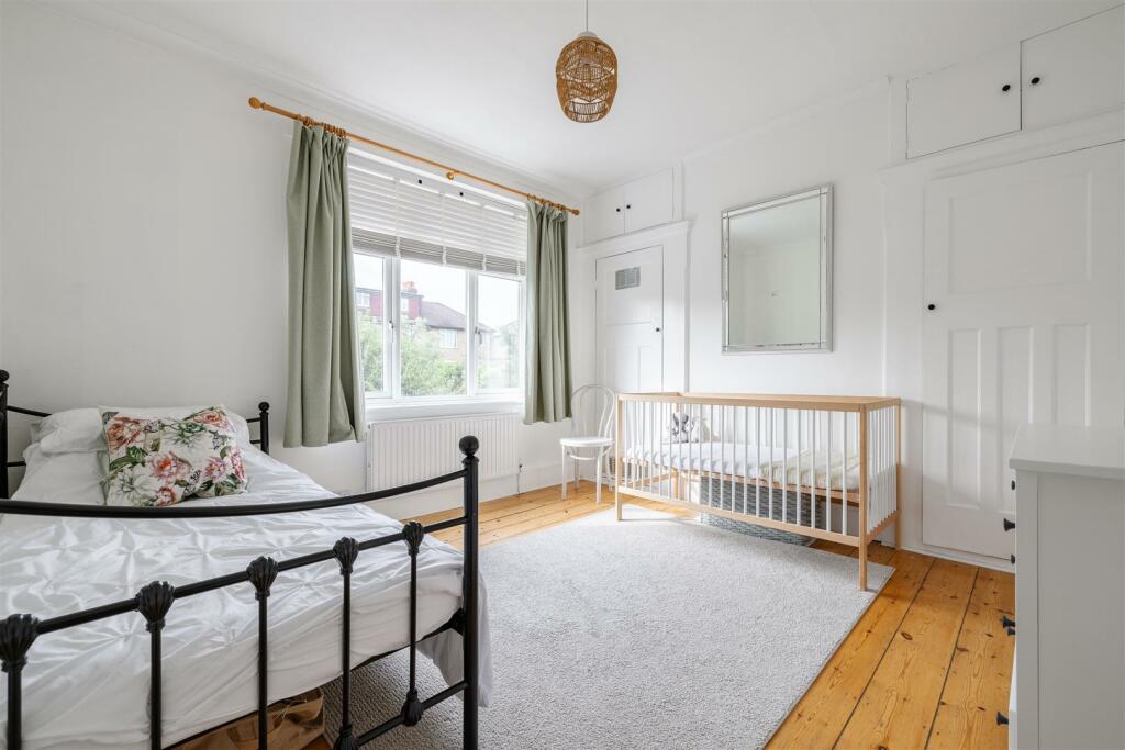 Thornwood Close, E18