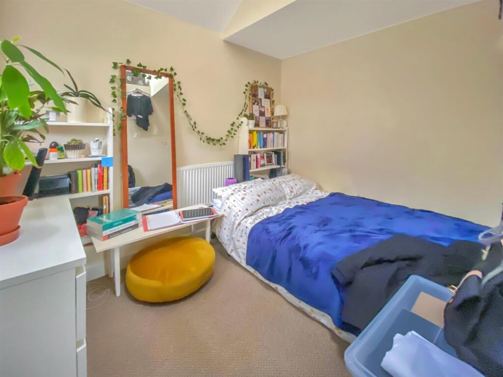 20201221031180.Front Right Bedroom.jpg