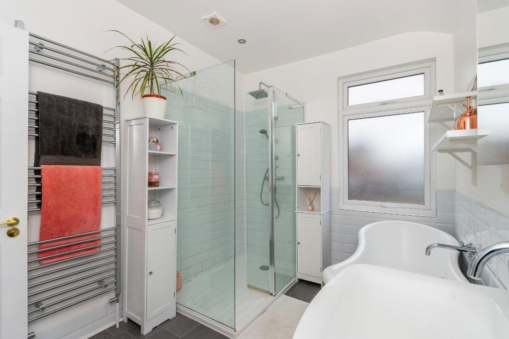 1G5SBR - Bathroom B.jpg