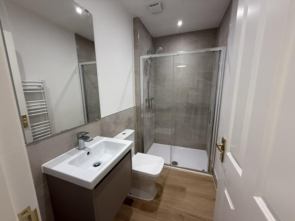 F6 BATHROOM