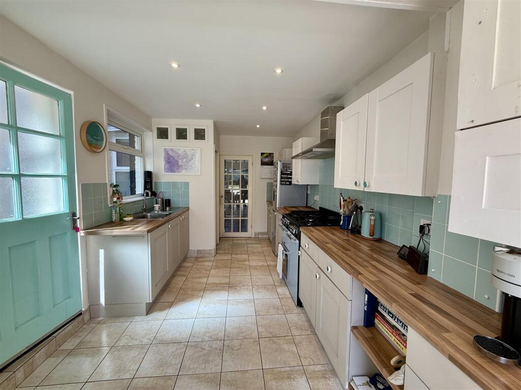 Kitchen/Dining Room: