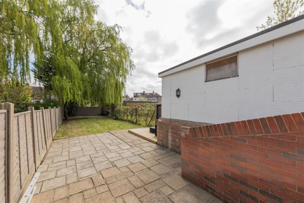 Brackley Square, E18