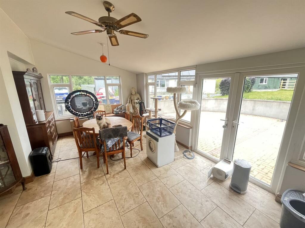 FEATURE REAR SUN LOUNGE