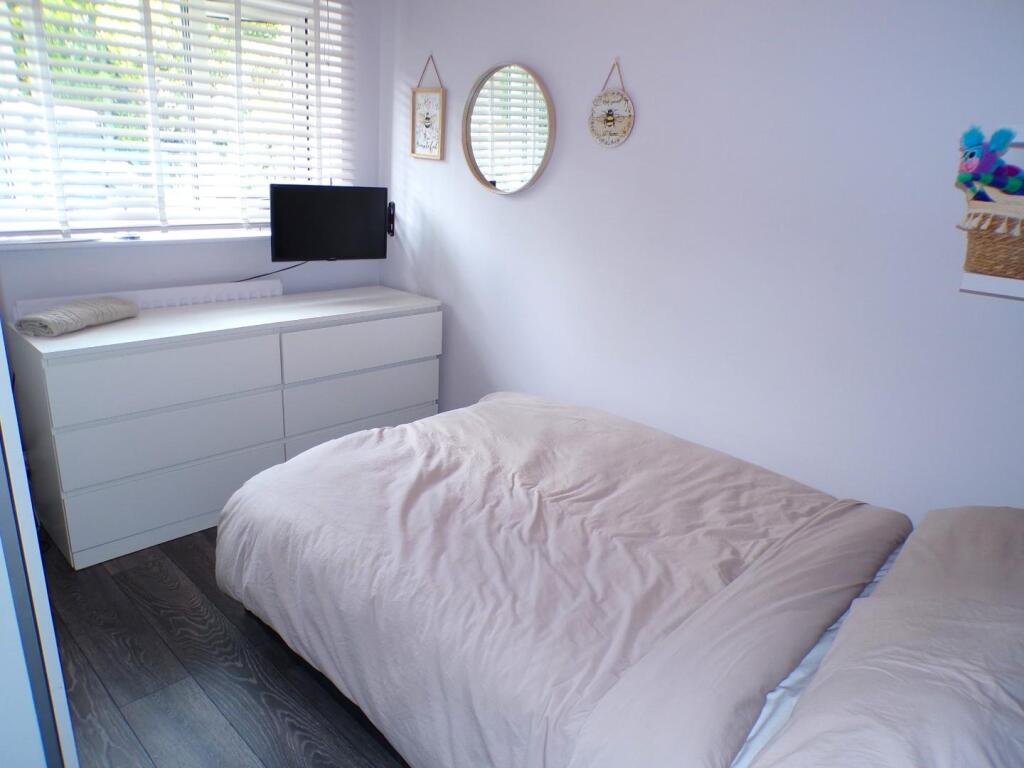 SunburyDvNEWbed2.JPG