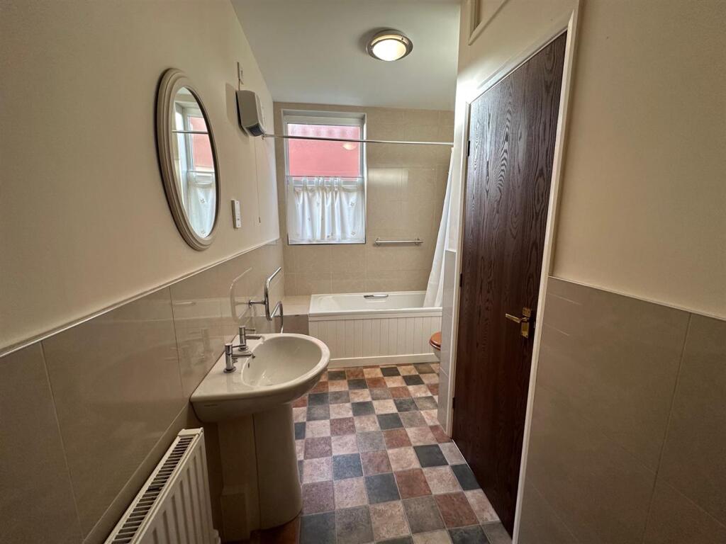 bathroom 1.jpg