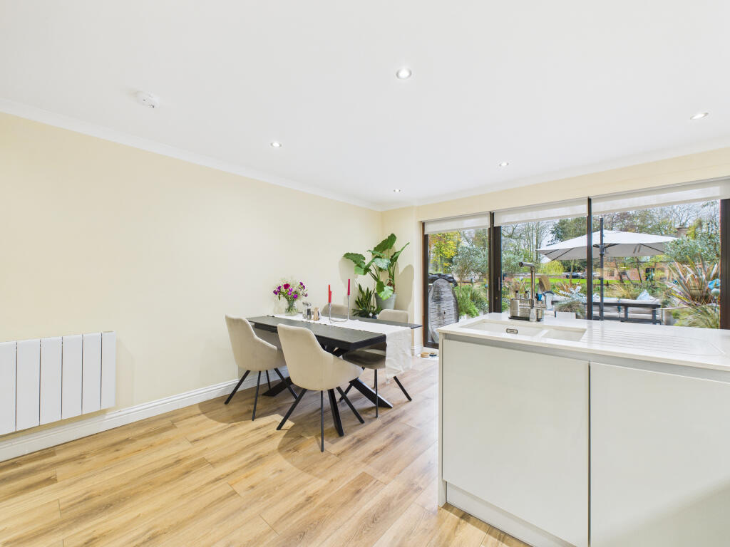 CAM01984G0-PR0529-STILL003