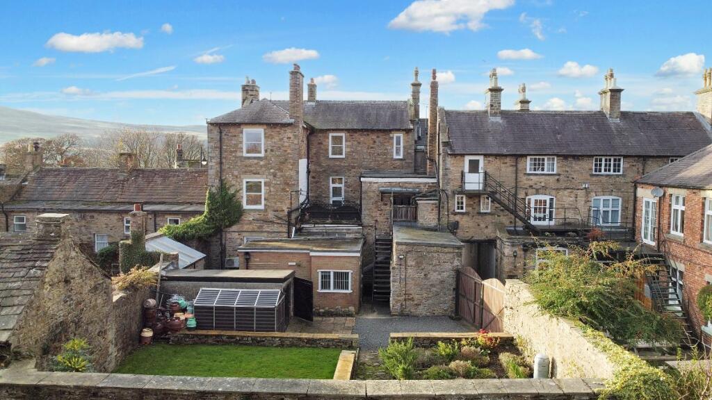 Elevated rear external 