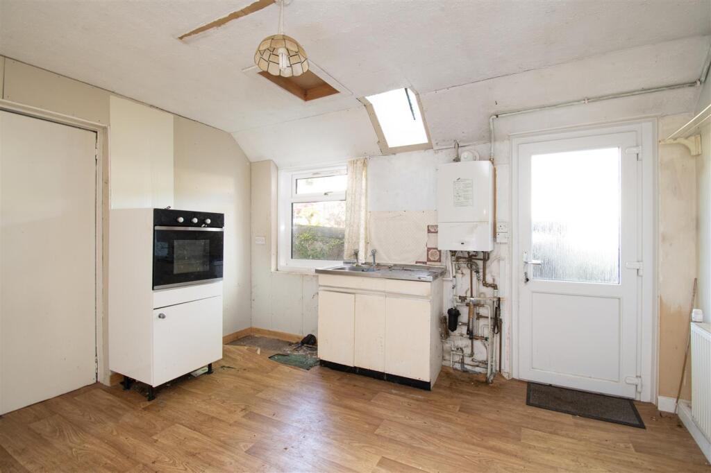 kitchen (2).jpg
