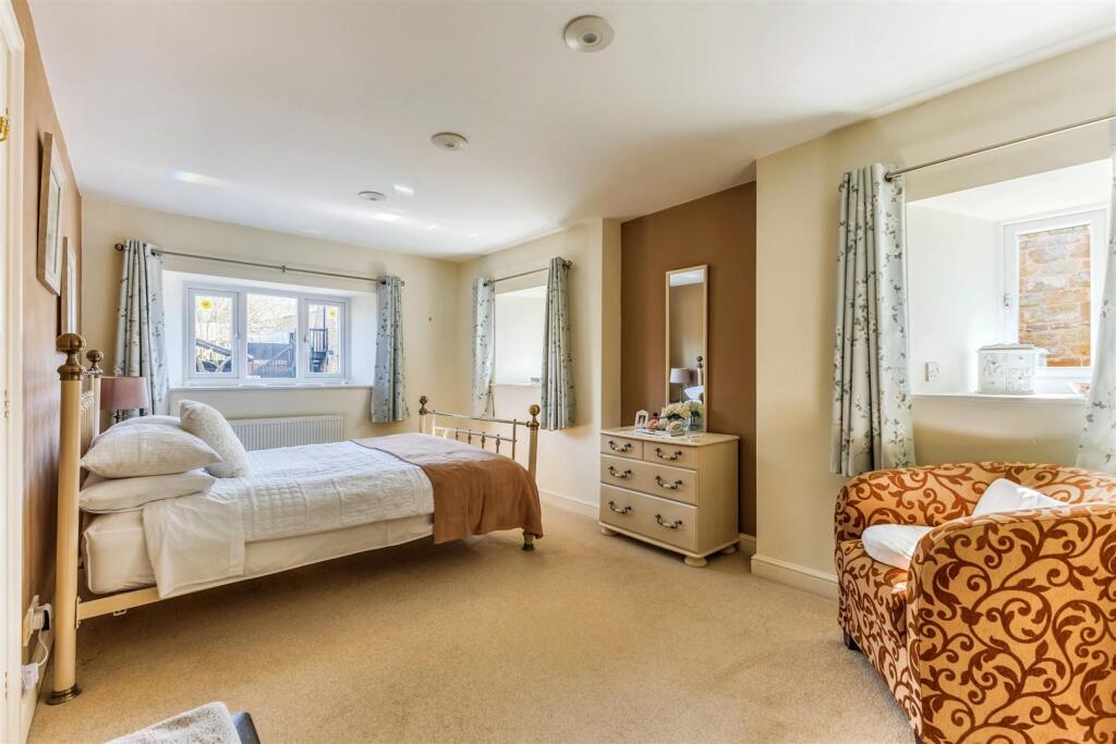 Swallow Barn- Bed 4.jpeg