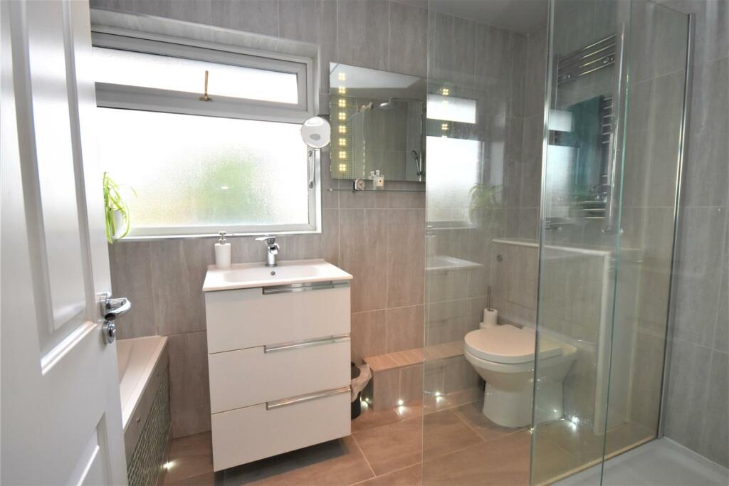 Bathroom..JPG