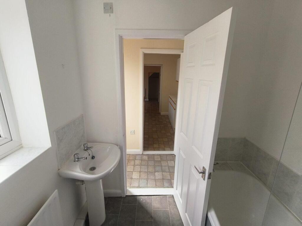 Bathroom 2.jpg