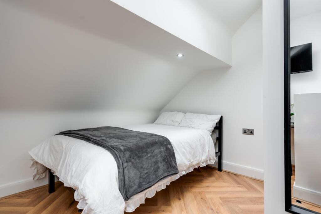 A cozy and clean double bedroom, perfect for st...