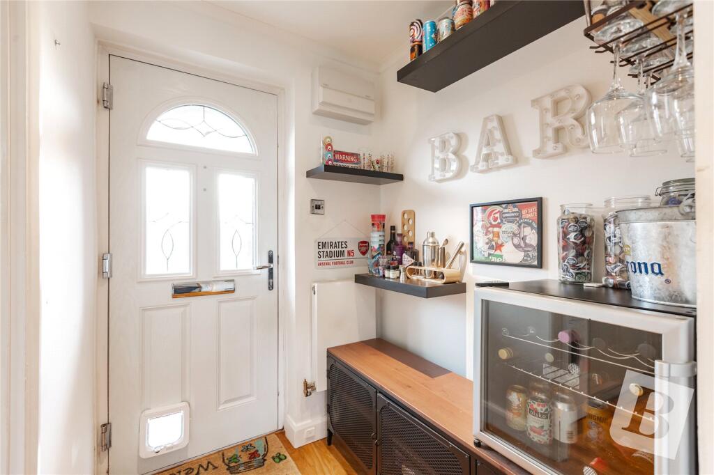 Entrance Porch/Bar