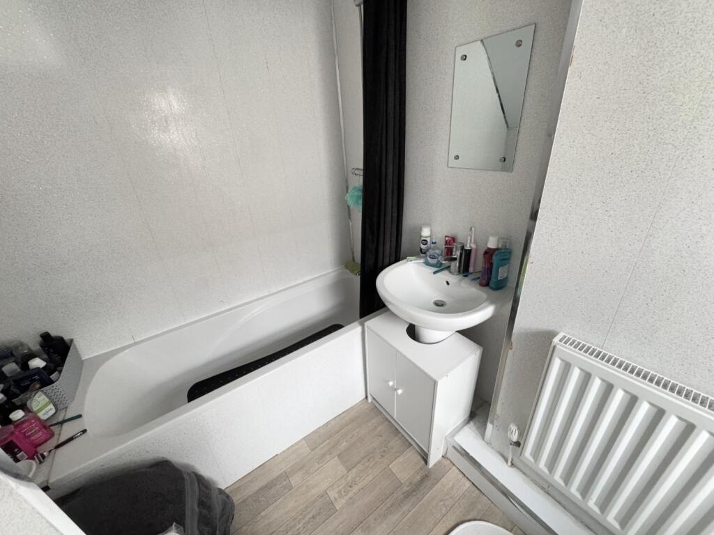 GROUND FLOOR BATHROOM