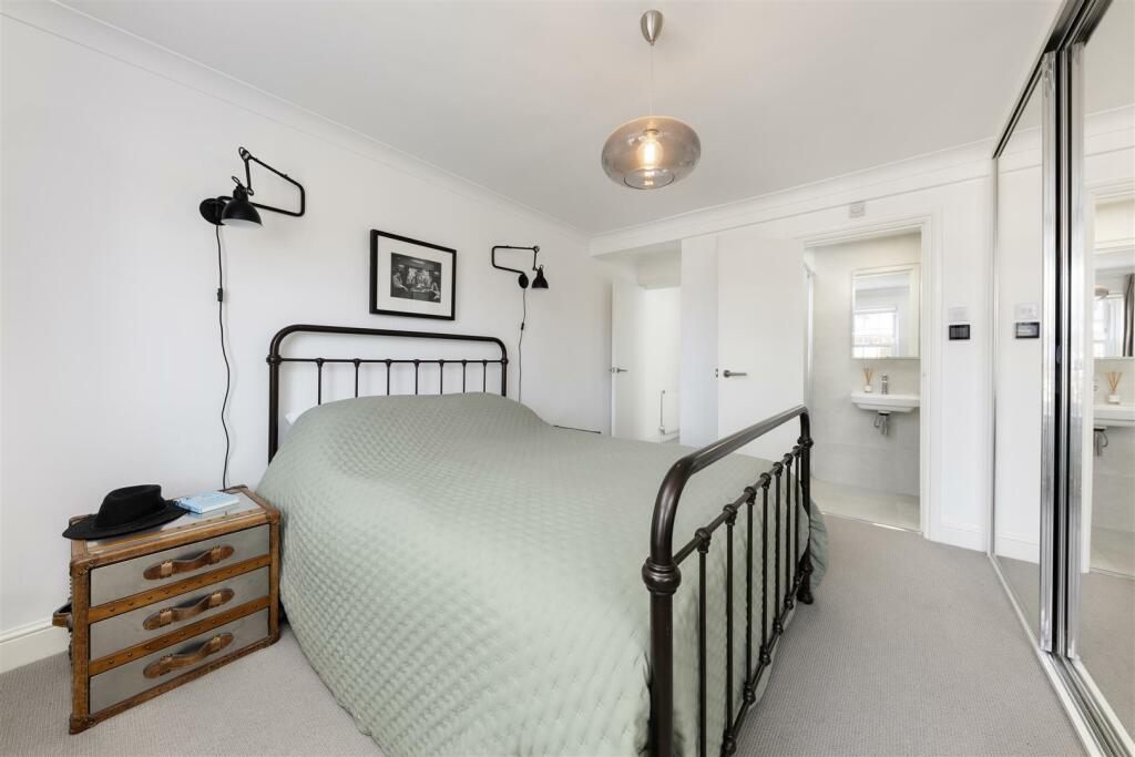 Thaxted Place 8- bed (4).jpg