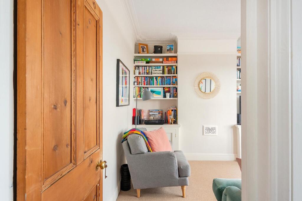 2B5R2BAV - Living Room F.jpg