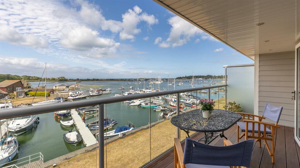 Townhouse with 4 bedrooms within harbour location