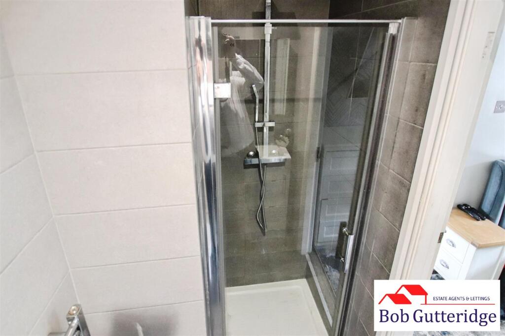 EN-SUITE SHOWER ROOM