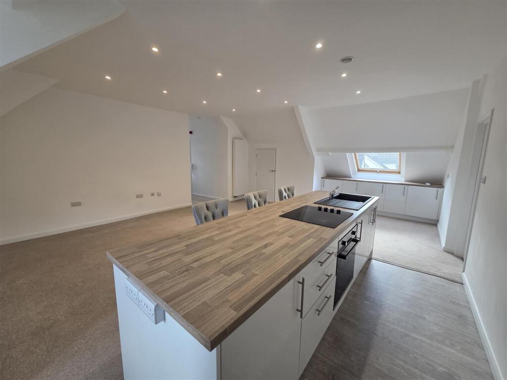 OPEN PLAN LOUNGE/KITCHEN