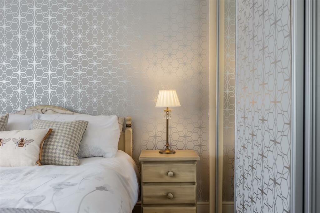 Shepherds_Hill_6_Bedroom_1-4[1].jpg
