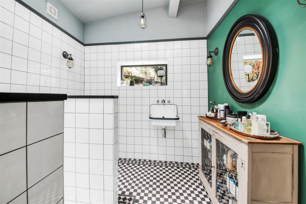 EN-SUITE SHOWER ROOM TO BEDROOM ONE