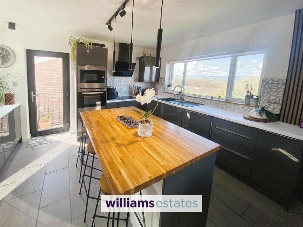 Open Plan Living Room/Kitchen