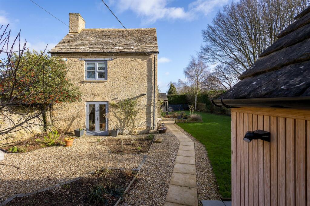 4 - Leah House - SN6 6LQ - Web.jpg