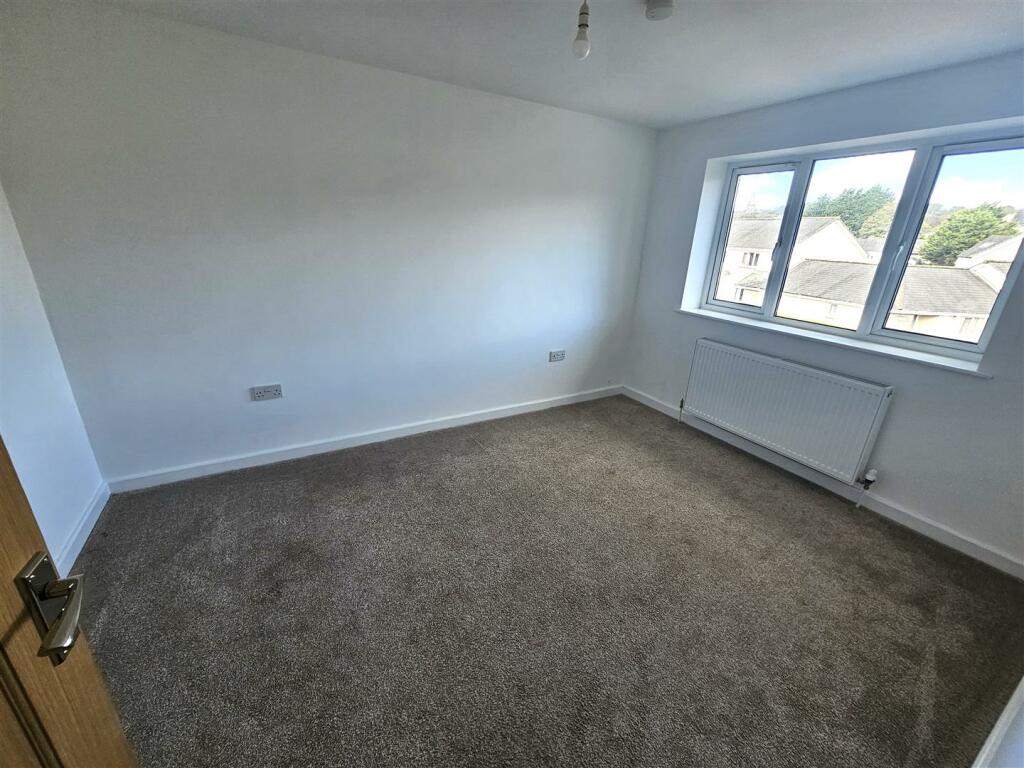 Bedroom 1.jpg