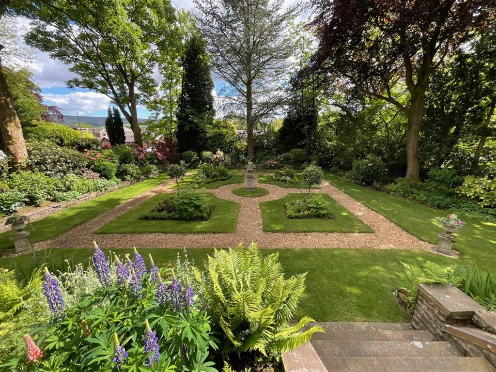 Enclosed Courtyard &amp; Grounds