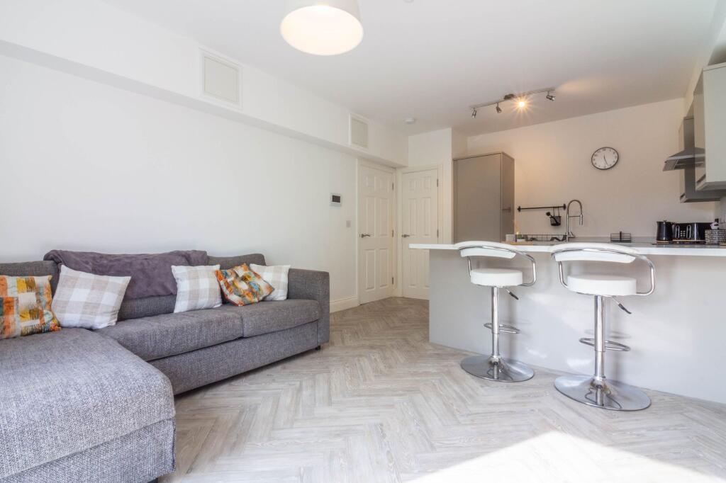 KITCHEN/SITTING ROOM