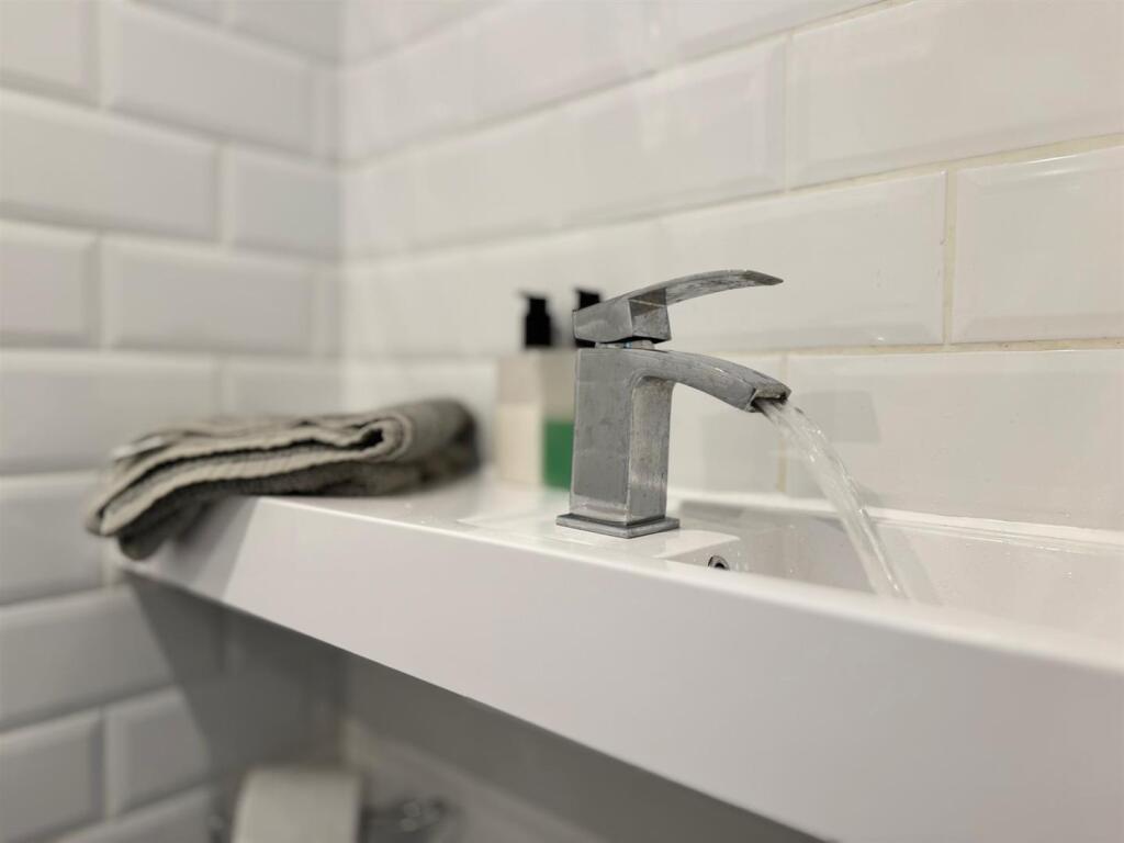 Downstairs W.C (2).jpg