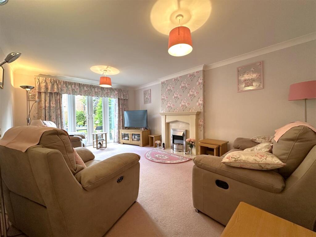 Generous Lounge 422