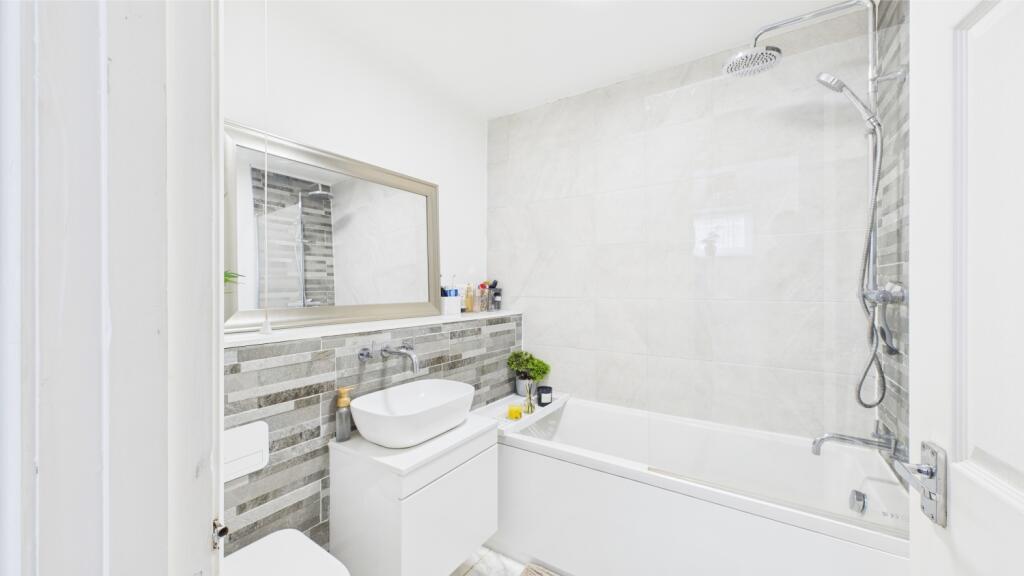 ewemove-InkermanRoad-bathroom1
