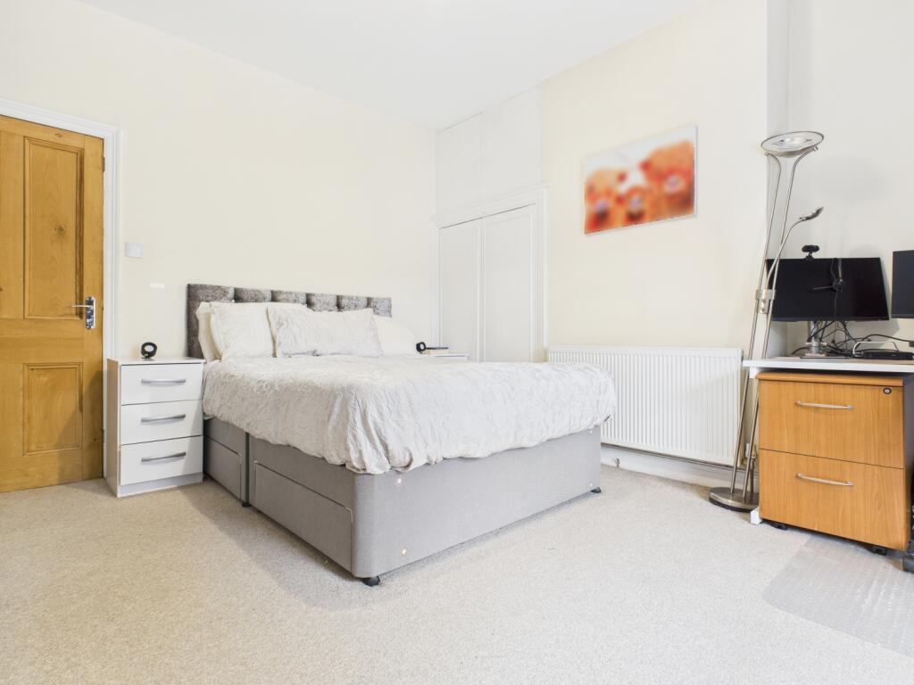 CAM03729G0-PR0165-STILL005