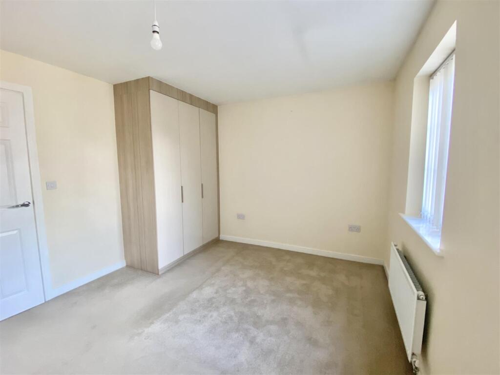 8 Roberts Way-12.jpg