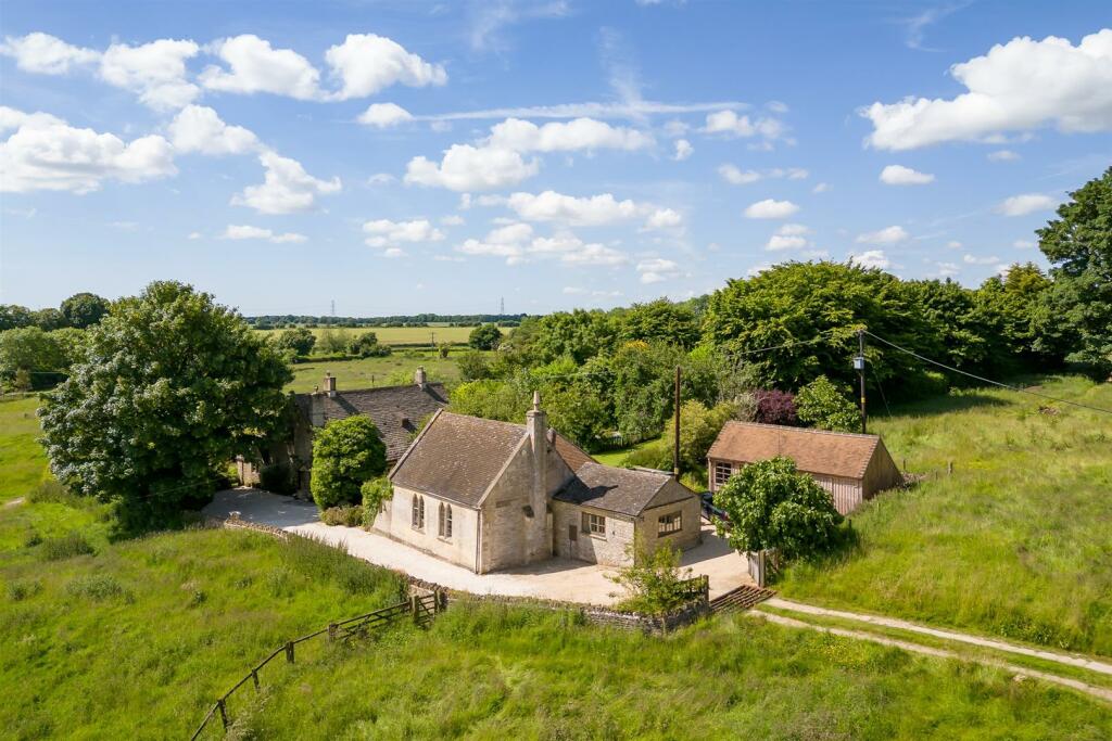 70 - The Old School House - GL54 3NN - Web.jpg