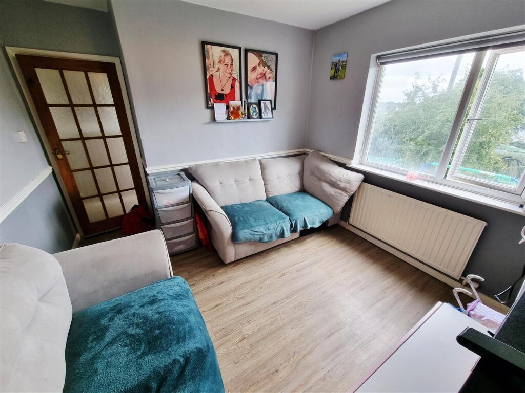 Sitting room 1.jpg