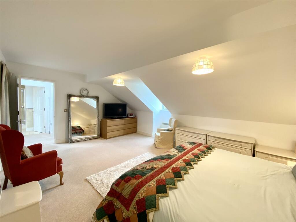 PRINCIPAL BEDROOM