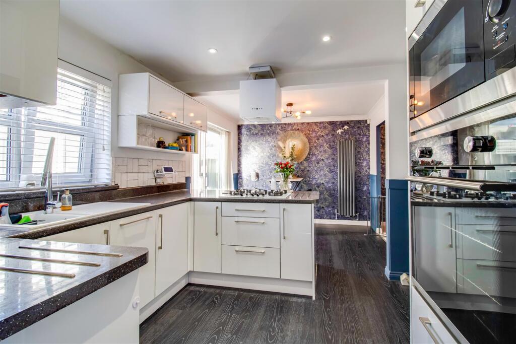 KITCHEN/BREAKFAST ROOM