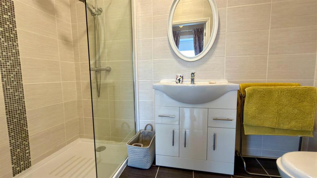 EN-SUITE TILED 3-PIECE SHOWER ROOM