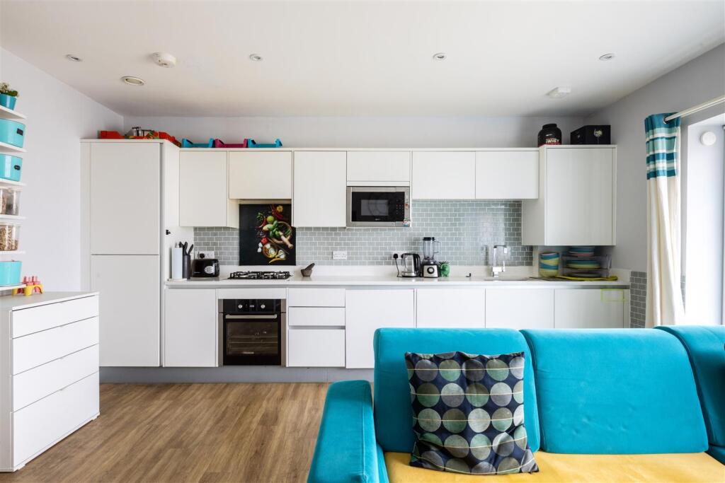 Flat 4 Heronsgate Court-11.jpg