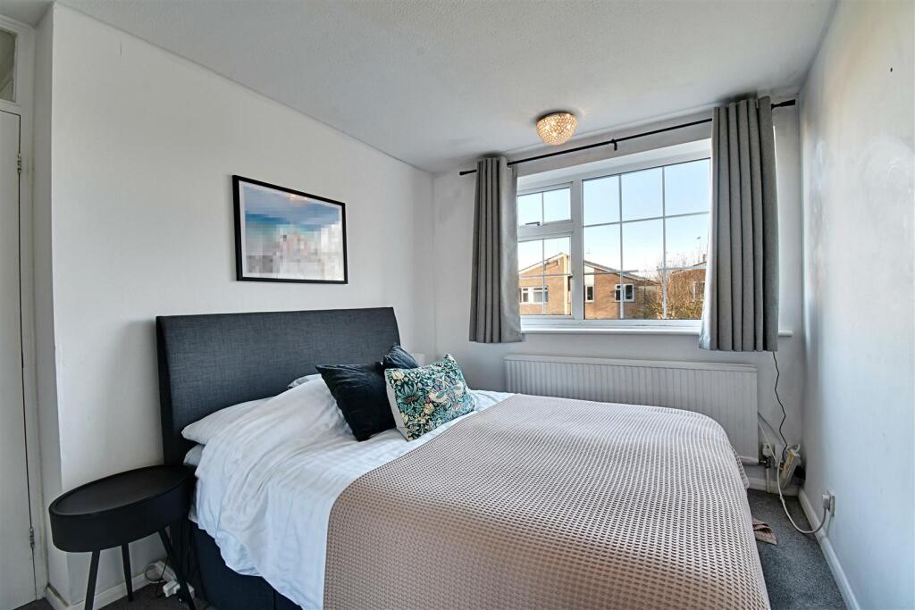 Bedroom 1_1.jpg