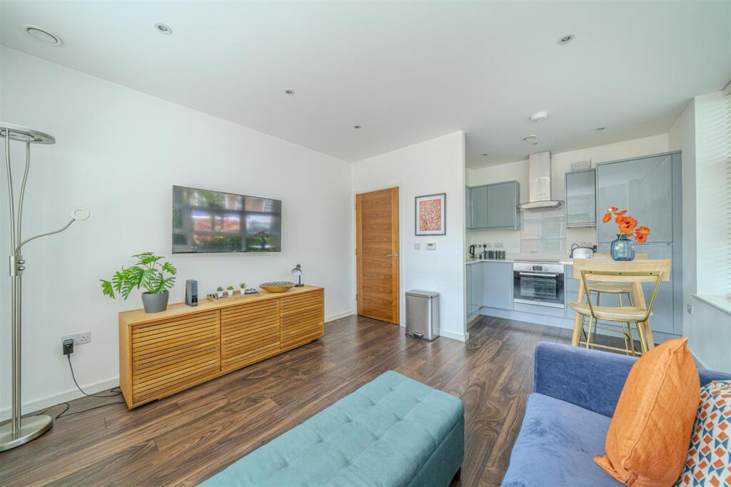 Lounge/Dining Room